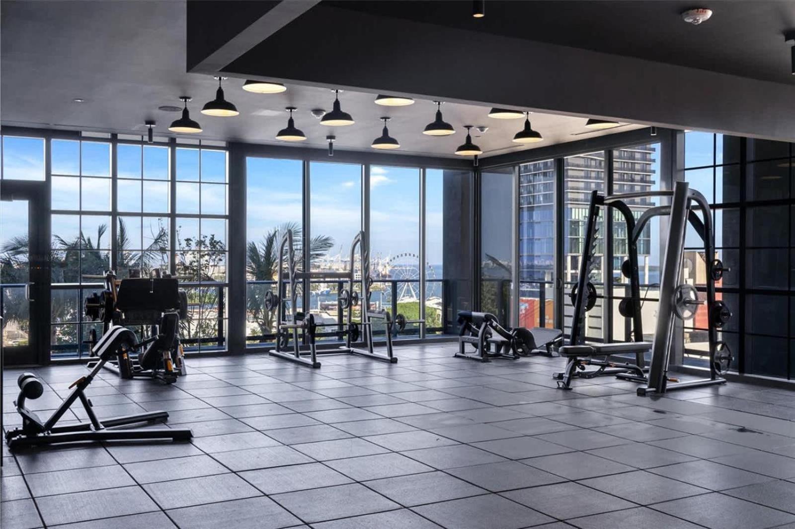 3br-3 Bth - Gym & Pool