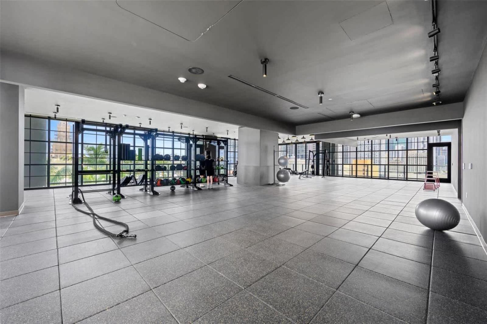 3br-3 Bth - Gym & Pool Apartment *